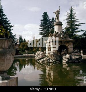 FUENTE DE HERCULES ANTEO Y TAMBIEN LLAMADA PLUS ULTRA- 1808-- NEOCLÁSICO ESCULTURA DE JUAN ADAN/ALVAREZ CUBERO. Auteur : Isidro González Velázquez (1765-1840). Emplacement : PALACIO REAL-JARDIN DEL PARTERRE, Aranjuez, MADRID, ESPAGNE. Banque D'Images