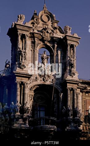 DETALLE SUPERIOR DE LA PORTADA BARROCA DEL PALACIO DE SAN TELMO - siglo XVIII. Auteur : Leonardo de Figueroa (ch. 1650-1730). Emplacement : PALACIO DE SAN TELMO, Sevilla, Séville, ESPAGNE. Banque D'Images