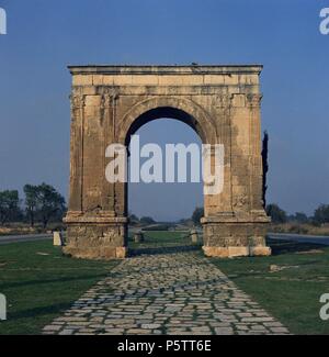 ARCO DE BARA ERIGIDO POR EL GENERAL LUCIO LICINIO SURA ENTRE LOS AÑOS 102 Y 107. Lieu : Arco de Triunfo, Roda de Bara. Banque D'Images