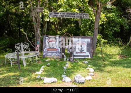 La tombe de l'esclave inconnu et tombe du Soldat inconnu au pont Edmund Pettus, Selma, Alabama, Etats-Unis Banque D'Images