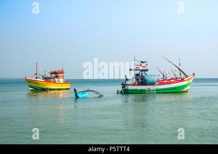 Des bateaux de pêche, Trincomalee, Sri Lanka Banque D'Images