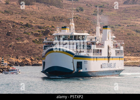 Canal de Gozo ferry ligne arrive dans le port de Mgarr, Mgarr, Gozo, Malte Banque D'Images