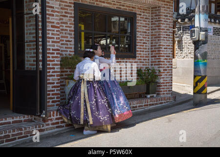 Deux jeunes femmes portant des robes Hanbok à Séoul. Banque D'Images