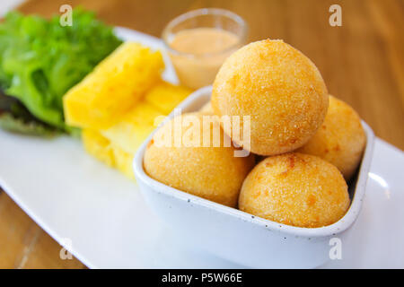 Boules de fromage frit avec ananas ,la laitue et la sauce. Banque D'Images