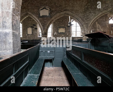 L'intérieur de l'église Holy Trinity, Goodramgate, York UK. La photo montre l'original, très rare, boîte en bois, bancs où les familles priaient ensemble. Banque D'Images
