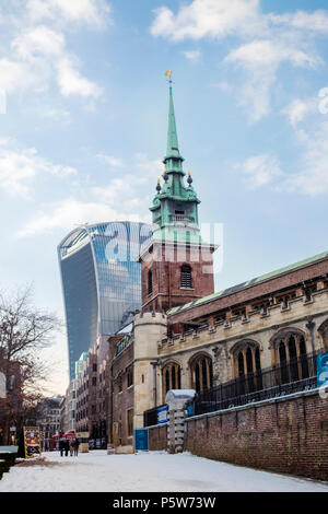 All-Hallows par l'église de La Tour et le bâtiment talkie walkie (dont l'étage supérieur dispose d'un jardin du ciel), dans la ville de Londres en hiver Banque D'Images