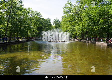 Saint-pétersbourg, Russia-June 4, 2018 : le soleil fontaine au jardin du parc inférieur à Peterhof, Saint-Pétersbourg Banque D'Images