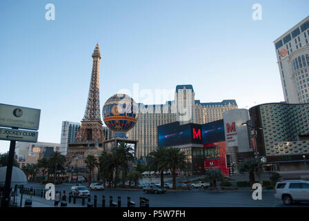 Célèbre ville. Les panneaux publicitaires, de néons. Hollywood, Paris, Las Vegas, le Strip. La rue célèbre. Le lever du soleil. Coucher de soleil dans la ville Banque D'Images