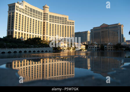 Hôtel Bellagio, Las Vegas, Nevada. Célèbre ville. Le lever du soleil. Le coucher du soleil. Reflet dans l'eau. Casino. Strip. Banque D'Images