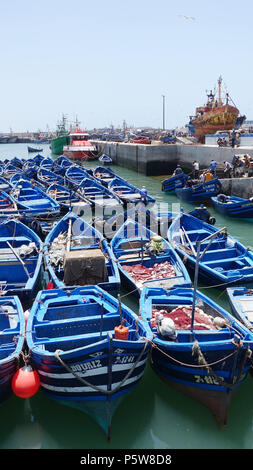 Les bateaux de pêche traditionnels à Essaouira, Maroc Banque D'Images
