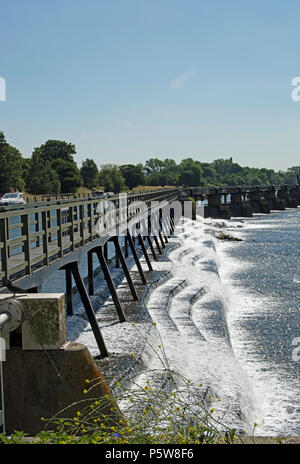 Vue sur teddington lock weir, sur la Tamise dans le sud-ouest de Londres, Angleterre Banque D'Images