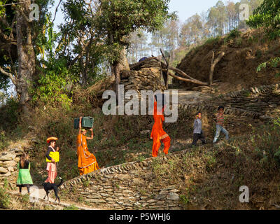 Habitants d'Dalkanya, un village isolé sur le Nandhour Kumaon Hills, vallée, Uttarakhand, Inde Banque D'Images