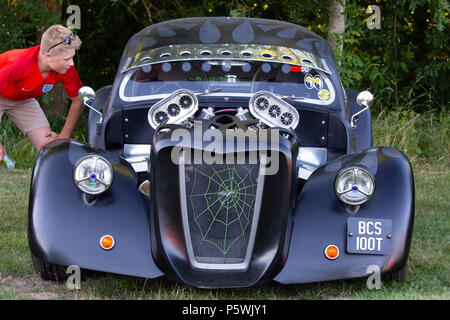 Un kit voiture dans le style d'une chauve-souris voiture sur show à un salon de voitures Banque D'Images