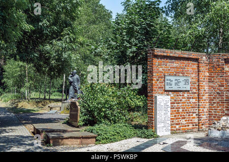 Pologne, Varsovie: Monument à Janusz Korczak (L) et monument dédié à la mémoire de 1 million d'enfants juifs exterminés dans l'Holocauste. Banque D'Images