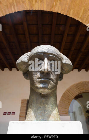 Manolite Cordoba, vue sur une sculpture de Manuel Laureano Rodríguez Sánchez (Manolite), un célèbre taureau, situé au Museo Taurino, Cordoba, Espagne Banque D'Images