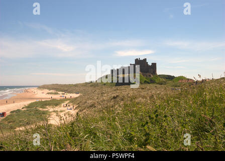 Château de Bamburgh et plage en été dans le Northumberland Banque D'Images