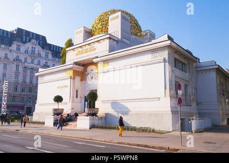 Vienne, Autriche - 4 novembre, 2015 : Le bâtiment de la Sécession de Vienne, construit en 1897 par Joseph Maria Olbrich. Les gens ordinaires à pied sur la rue Banque D'Images