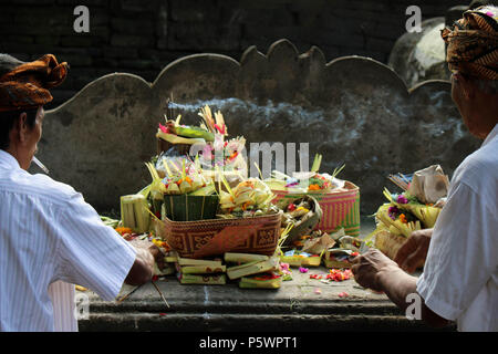 Les Balinais tous les jours dans des rituels hindous. Appelé 'canang sari' dans la langue locale. Banque D'Images