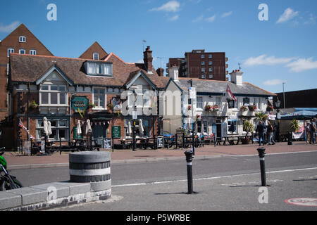 Sur le quai au port de Poole montrant le Jolly Sailor et le Lord Nelson maisons publiques sur un été chaud matin avant l'ouverture. Banque D'Images