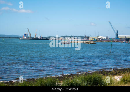 Par un beau jour d'été à nouveau vers Poole Quay et du port de commerce avec des grues Banque D'Images