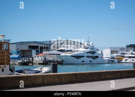 Sunseeker Yacht de luxe Super sur une journée ensoleillée à l'extérieur du bâtiment de bateau fabricants siège dans le port de Poole, Dorset Banque D'Images