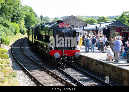 Locomotive à vapeur LMS Royal Scot class 6100 en tirant sur la station Ferme de Keighley et chemin de fer de la vallée d'une valeur au cours de leur 50e anniversaire Banque D'Images