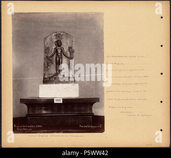 N/A. BPLDC n° : 0804000046 Page Title : Horus enfant debout sur les crocodiles Collection : Collection Albums Tupper Album : Volume 26 : Basse Égypte. Pyramides. N° d'appels 4098B104 v26 (p. 45) Organisateur : Tupper, William Vaughn Description : page de l'album contenant la photo d'une statue de la divinité égyptienne Horus, annotées d'informations sur l'objet. Sujet : (égyptien) ancienne statue Égypte Dieux--Page égyptienne taille : 33 x 38,1 cm Annotations : Une stèle d'Alexandrie dans le musée de Gizeh. La raison de l'apparition d'un si grand nombre d'animaux sur cette stèle est qu'ils étaient tous censés posséder Banque D'Images