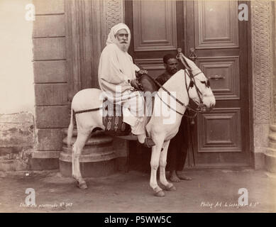 N/A. BPLDC n° : 0804000049 Page Title : Cheikh Arabe Canada Collection : Collection Albums Tupper Album : Volume 26 : Basse Égypte. Pyramides. N° d'appels 4098B104 v26 (p. 48) Organisateur : Tupper, William Vaughn Description : page d'album avec une photo d'un sous-titrage cheikh égyptien monté avec un autre homme debout à côté de lui, devant une porte. Sujet : l'Egypte voyage Photographie portraits riding (voyage) Cheikhs--Egypte Page Size : 33 x 38,1 cm Langue : Anglais, photographie intitulée en français l'homme : Pas de restrictions connues. Couverture : l'Égypte note : Titre fourni par cataloger, dérivés de ca Banque D'Images