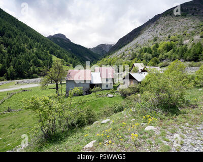 Village déserté le long de la route au col de la bonette en français alpes maritimes Banque D'Images