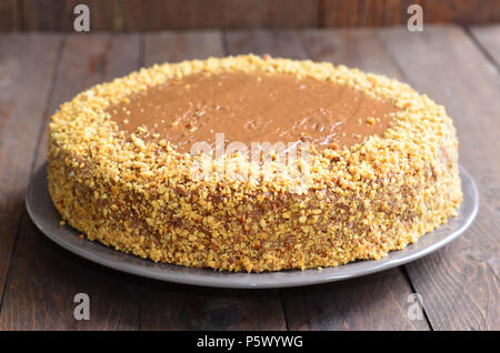 Caramel maison savoureux gâteau de noix sur fond de bois Banque D'Images