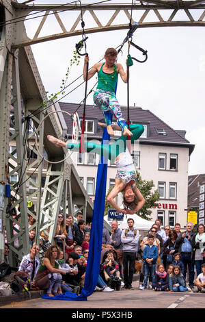 Les artistes de la compagnie Fliegenwerk au Midsummer Festival au Musée du chocolat dans le port de Rheinau, Cologne, Allemagne Artisten der Compagnie Banque D'Images