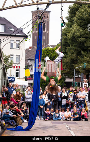 Les artistes de la compagnie Fliegenwerk au Midsummer Festival au Musée du chocolat dans le port de Rheinau, Cologne, Allemagne Artisten der Compagnie Banque D'Images