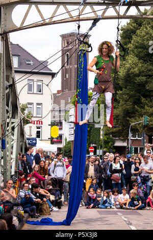 Les artistes de la compagnie Fliegenwerk au Midsummer Festival au Musée du chocolat dans le port de Rheinau, Cologne, Allemagne Artisten der Compagnie Banque D'Images