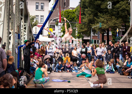 Les artistes de la compagnie Fliegenwerk au Midsummer Festival au Musée du chocolat dans le port de Rheinau, Cologne, Allemagne Artisten der Compagnie Banque D'Images