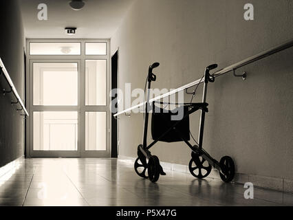 Corridor dans une maison de soins infirmiers Banque D'Images