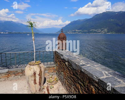 Vue panoramique sur le Lac Majeur à partir de la Suisse près de l'île de Brissago Ascona ville européenne au paysage alpin en Suisse Banque D'Images