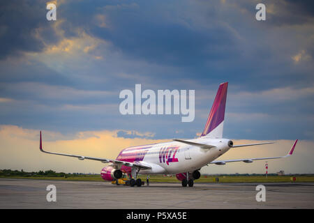 Avion de ligne commercial de passagers Airbus A320-232 (W) de la low-cost hongroise Wizz Air compagnie aérienne. Avion est le roulage vers la piste prêt pour tak Banque D'Images