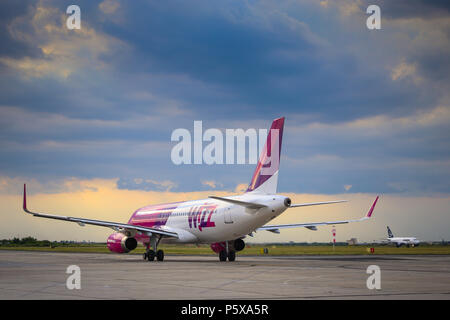 Avion de ligne commercial de passagers Airbus A320-232 (W) de la low-cost hongroise Wizz Air compagnie aérienne. Avion est le roulage vers la piste prêt pour tak Banque D'Images