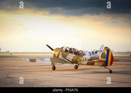 Yak 52 Avion de l'Iacarii Acrobati équipe d'effectuer un vol de démonstration au salon aéronautique de Timisoara Banque D'Images