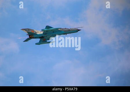 Force aérienne roumaine Mig-21 Lancer l'exécution d'un vol de démonstration au salon aéronautique de Timisoara Banque D'Images