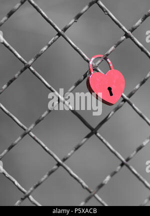 Cadenas en forme de coeur rouge immobilisé sur un pont Banque D'Images