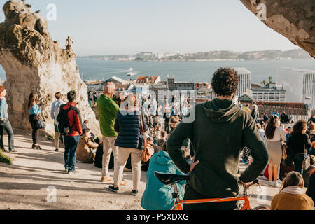 Lisbonne, 01 mai 2018 : Beaucoup de jeunes de la population locale, les touristes et les migrants sur la plate-forme d'observation de la ville qui est un lieu de rencontre pour les jeunes et la communication entre eux Banque D'Images