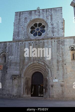 FACHADA ROMANICA DEL SIGLO XII DE LA ANTIGUA IGLESIA DEL MONASTERIO DE SAN PEDRO DE GALLIGANTES CONVERTIDO EN SEDE DEL MUSEO ARQUEOLOGICO DE CATALUÑA. Emplacement : MONASTERIO DE SAN PEDRO DE GALLIGANTS, ESPAGNE. Banque D'Images