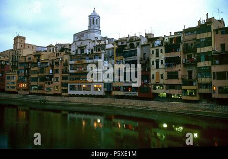 FACHADAS POLICROMADAS DE LAS VIVIENDAS JUNTO AL RIO OÑAR AL ANOCHECER. Emplacement : l'extérieur, l'Espagne. Banque D'Images