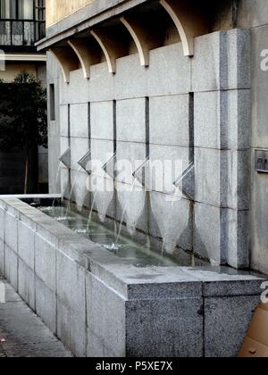FUENTE DE AGUA POTABLE PAS SITUADO EN LA TRTAVESIA DEL BIOMBO. Lieu : extérieur, MADRID, ESPAGNE. Banque D'Images