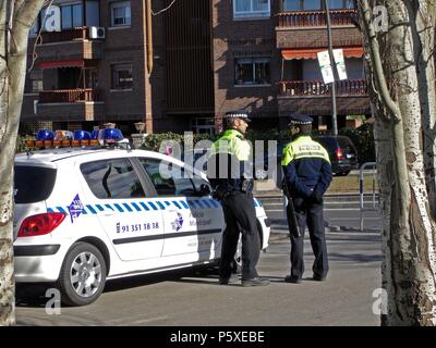 POLICIA PATRULLANDO LOCAL. Lieu : extérieur, POZUELO DE ALARCON, MADRID, ESPAGNE. Banque D'Images