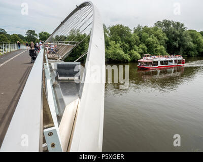 Un bateau de croisière de la ville sur la rivière Ouse à Millennium Bridge à York Yorkshire Angleterre Banque D'Images