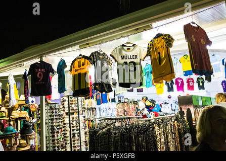 Maillots de football en vente en espagnol holiday resort Banque D'Images
