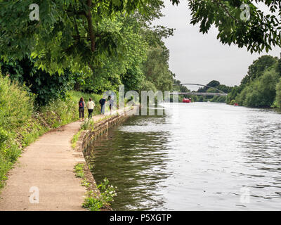 Marcher le long de la rivière Ouse vers Pont du Millénaire à York Yorkshire Angleterre Banque D'Images