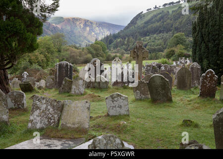 Anciennes pierres tombales couvertes de lichen et de mousse au site monastique de Glendalough dans le comté de Wicklow, Irlande Banque D'Images